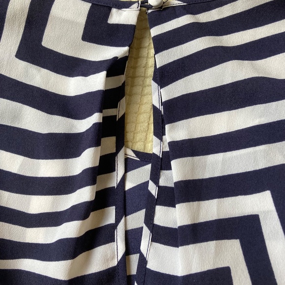 DKNY Navy/White top with front pleat (size S) casual, semi-formal - Picture 5 of 6